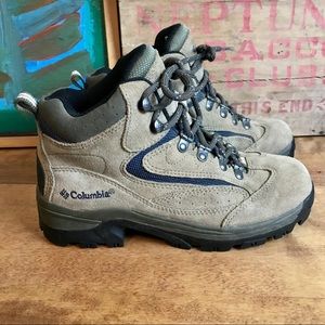 Columbia women's Summit Crest Mid Hiking Shoes 7